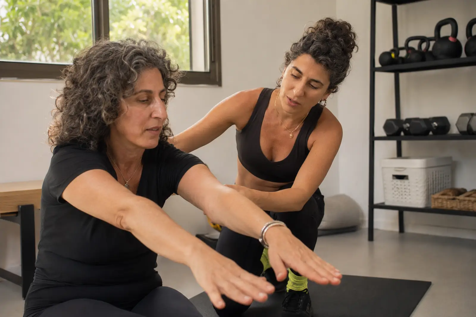 מורן שניר מדריכה מתאמנת בתרגול אישי בסטודיו